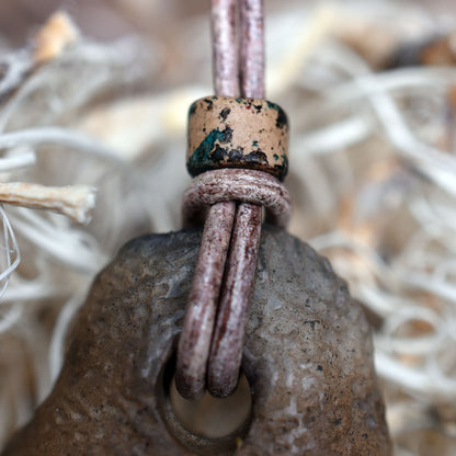 Handgefertigtes Amulett - nordisches Sonnenrad - Traditioneller Ton-Talisman für Glück & Wohlstand - mit Leder- oder Baumwollband