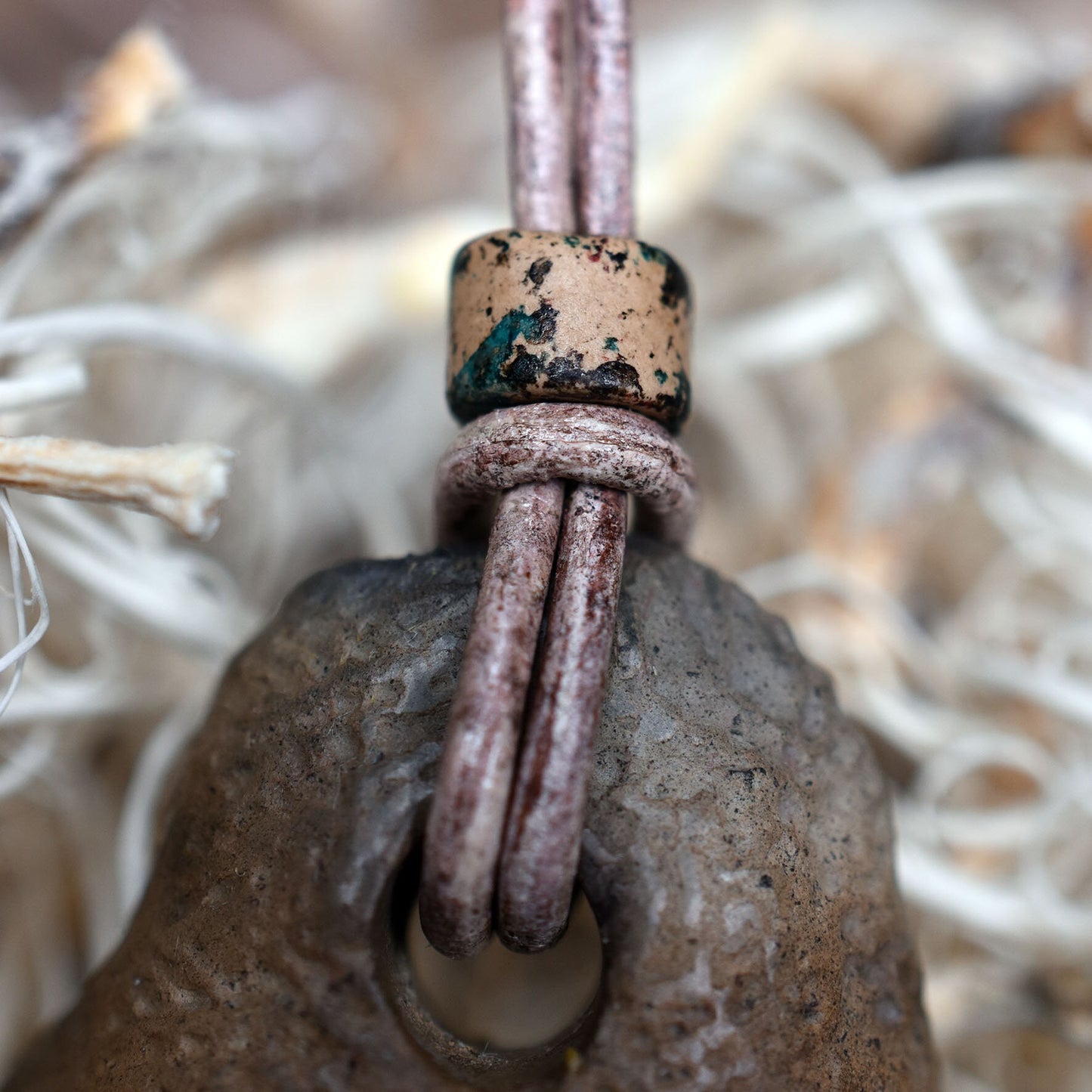 Handgefertigtes Amulett - nordisches Sonnenrad - Traditioneller Ton-Talisman für Glück & Wohlstand - mit Leder- oder Baumwollband