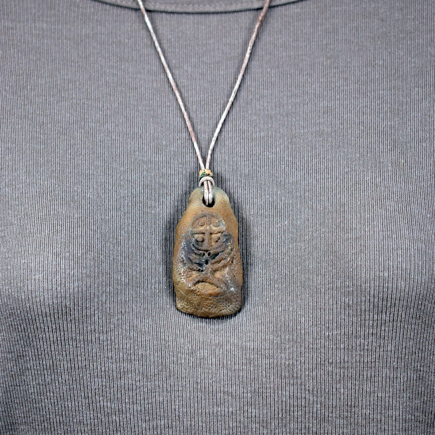 Handgefertigtes Amulett - nordisches Sonnenrad - Traditioneller Ton-Talisman für Glück & Wohlstand - mit Leder- oder Baumwollband