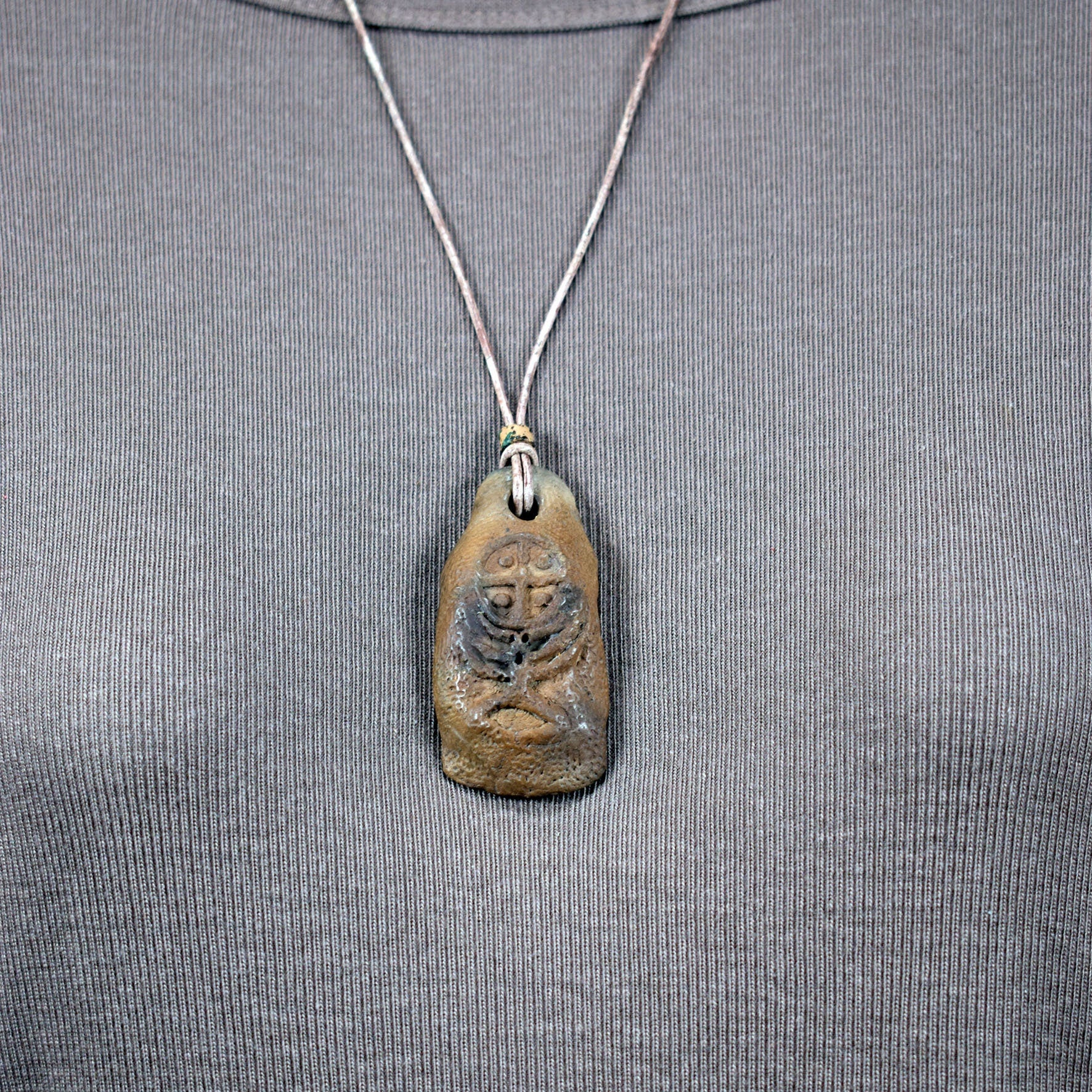 Handgefertigtes Amulett - nordisches Sonnenrad - Traditioneller Ton-Talisman für Glück & Wohlstand - mit Leder- oder Baumwollband