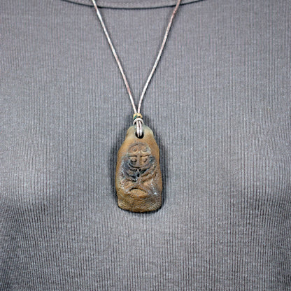 Handgefertigtes Amulett - nordisches Sonnenrad - Traditioneller Ton-Talisman für Glück & Wohlstand - mit Leder- oder Baumwollband