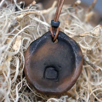 Einzigartiger Rauchbrand-Amulett Talisman – Tree of Gaia - Handgefertigter Glücksbringer aus Ton mit Leder- oder Baumwollband