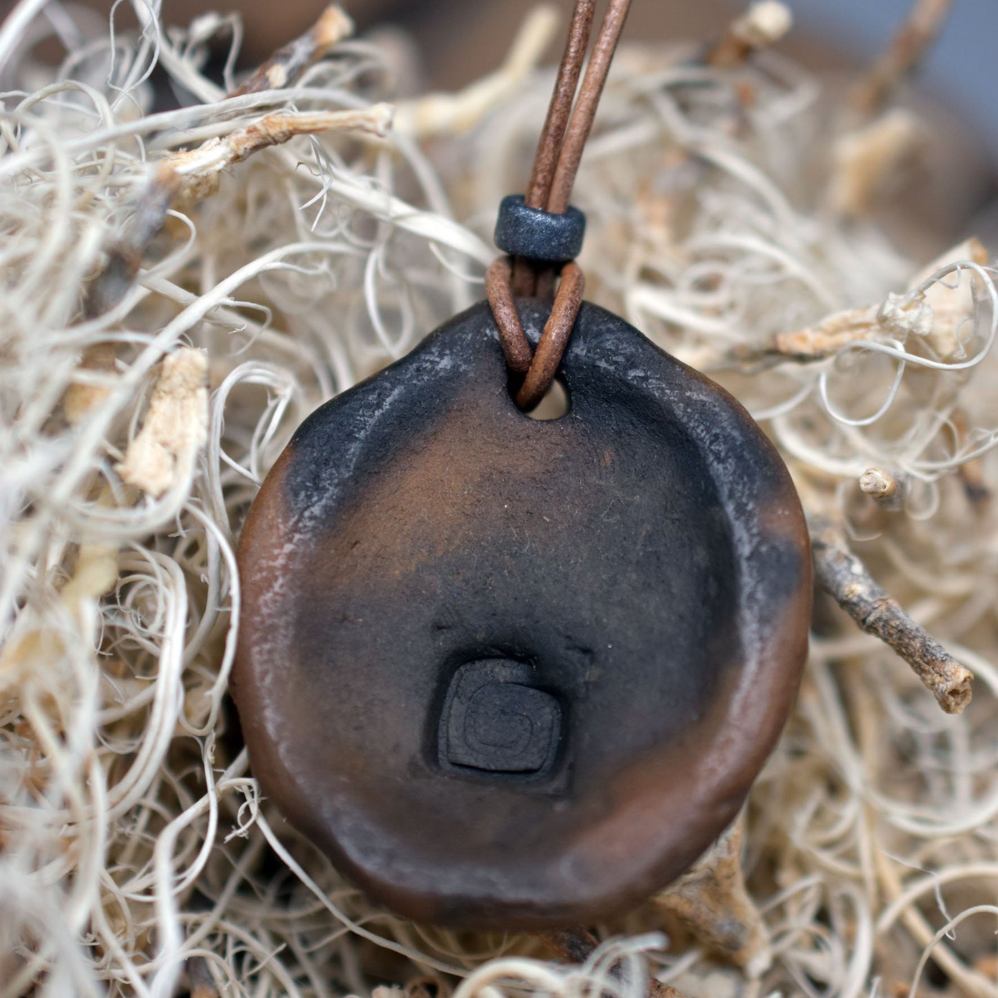 Einzigartiger Rauchbrand-Amulett Talisman – Tree of Gaia - Handgefertigter Glücksbringer aus Ton mit Leder- oder Baumwollband