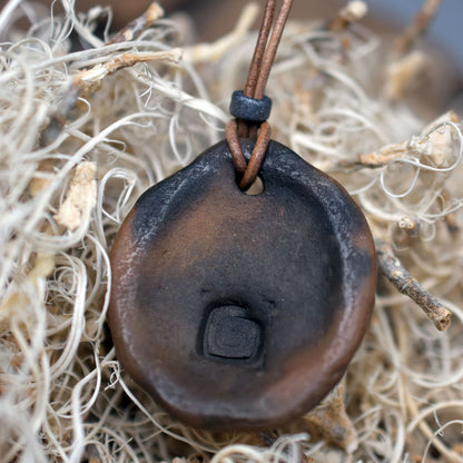 Einzigartiger Rauchbrand-Amulett Talisman – Tree of Gaia - Handgefertigter Glücksbringer aus Ton mit Leder- oder Baumwollband