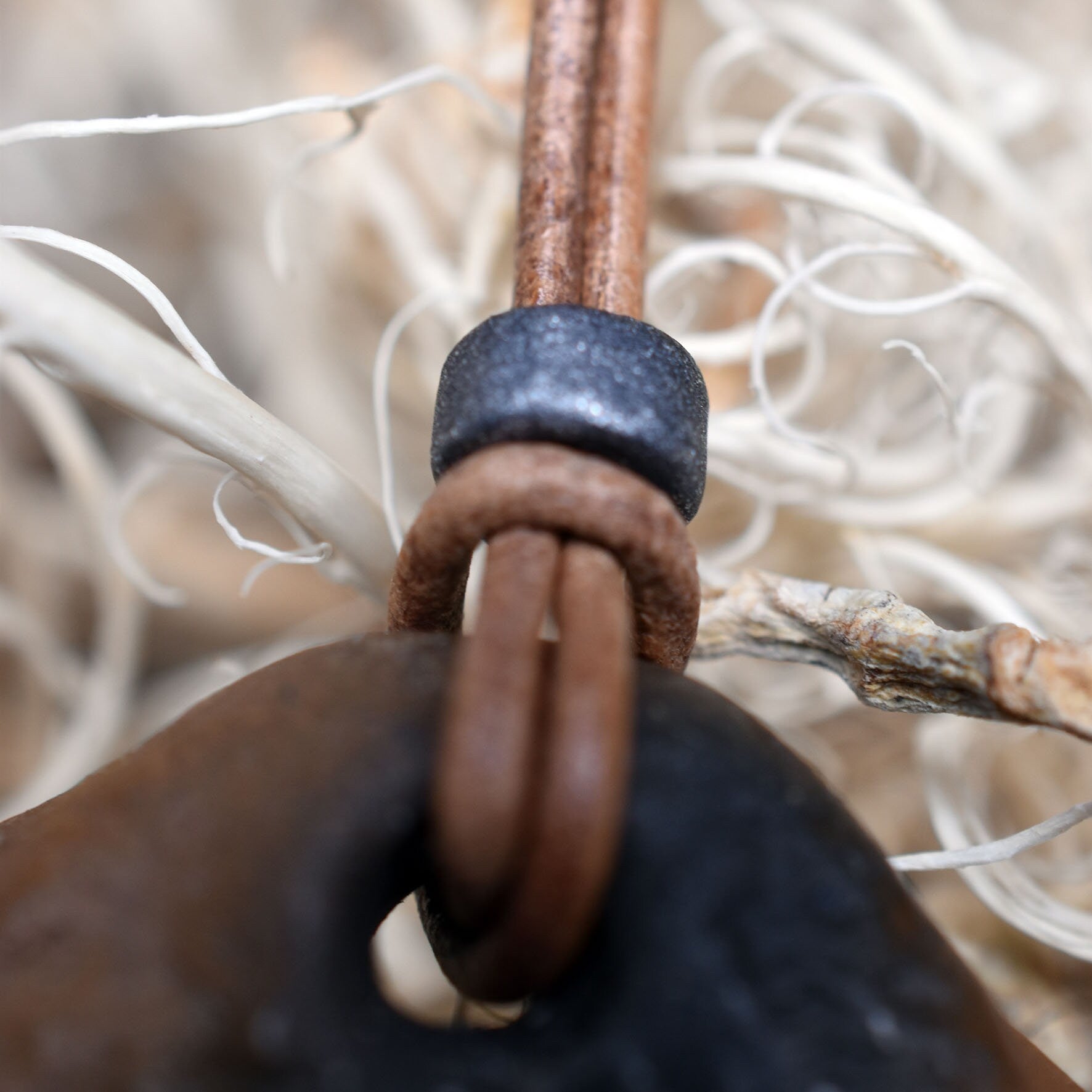Einzigartiger Rauchbrand-Amulett Talisman – Tree of Gaia - Handgefertigter Glücksbringer aus Ton mit Leder- oder Baumwollband