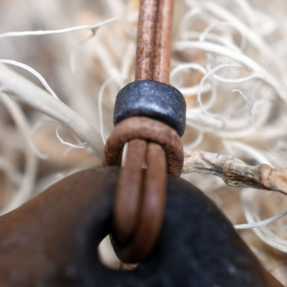 Einzigartiger Rauchbrand-Amulett Talisman – Tree of Gaia - Handgefertigter Glücksbringer aus Ton mit Leder- oder Baumwollband