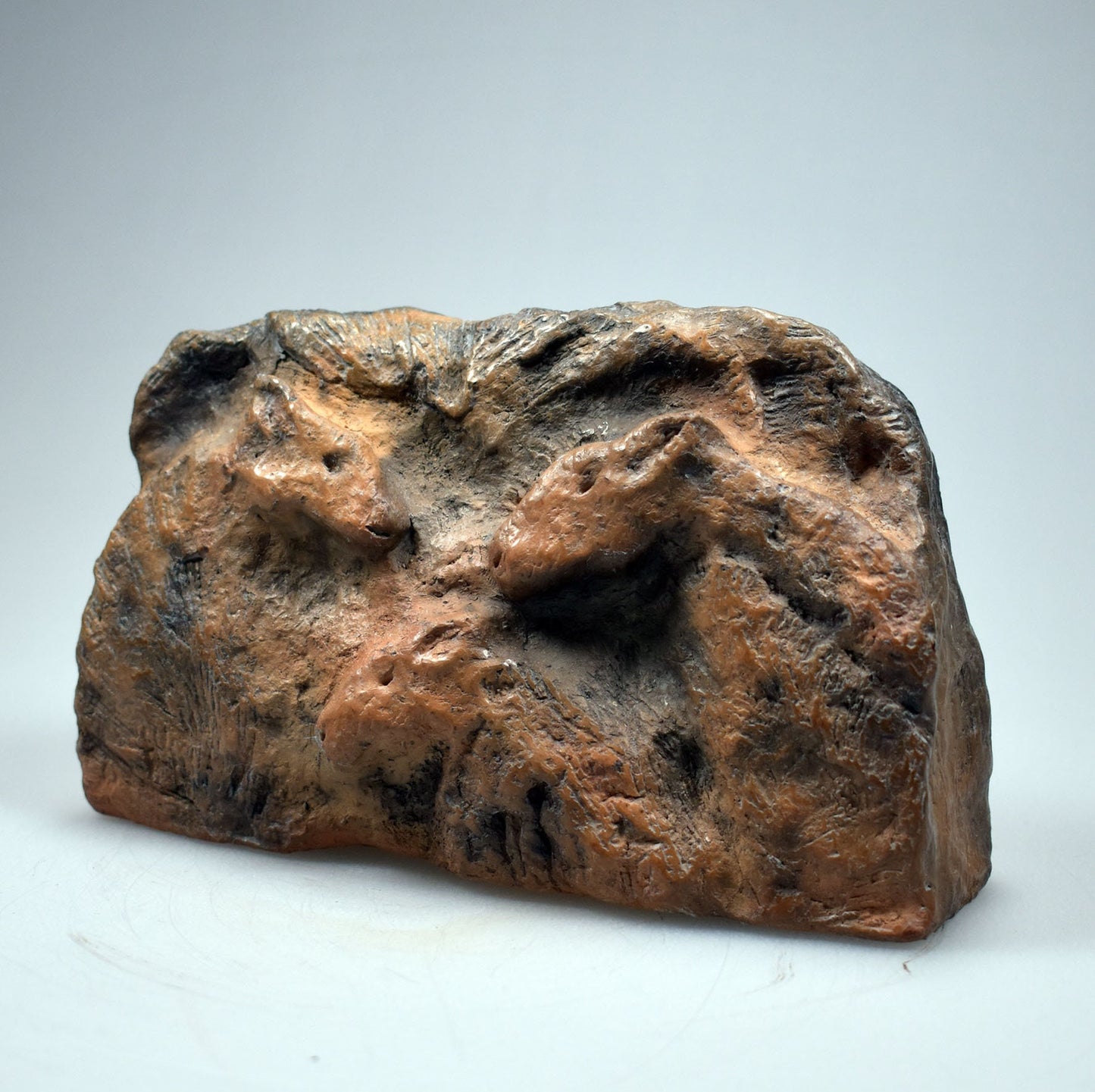 Handgefertigtes Rauchbrand-Ton-Relief inspiriert von prähistorischer Höhlenmalerei aus Lascaux, Pferde, cave art