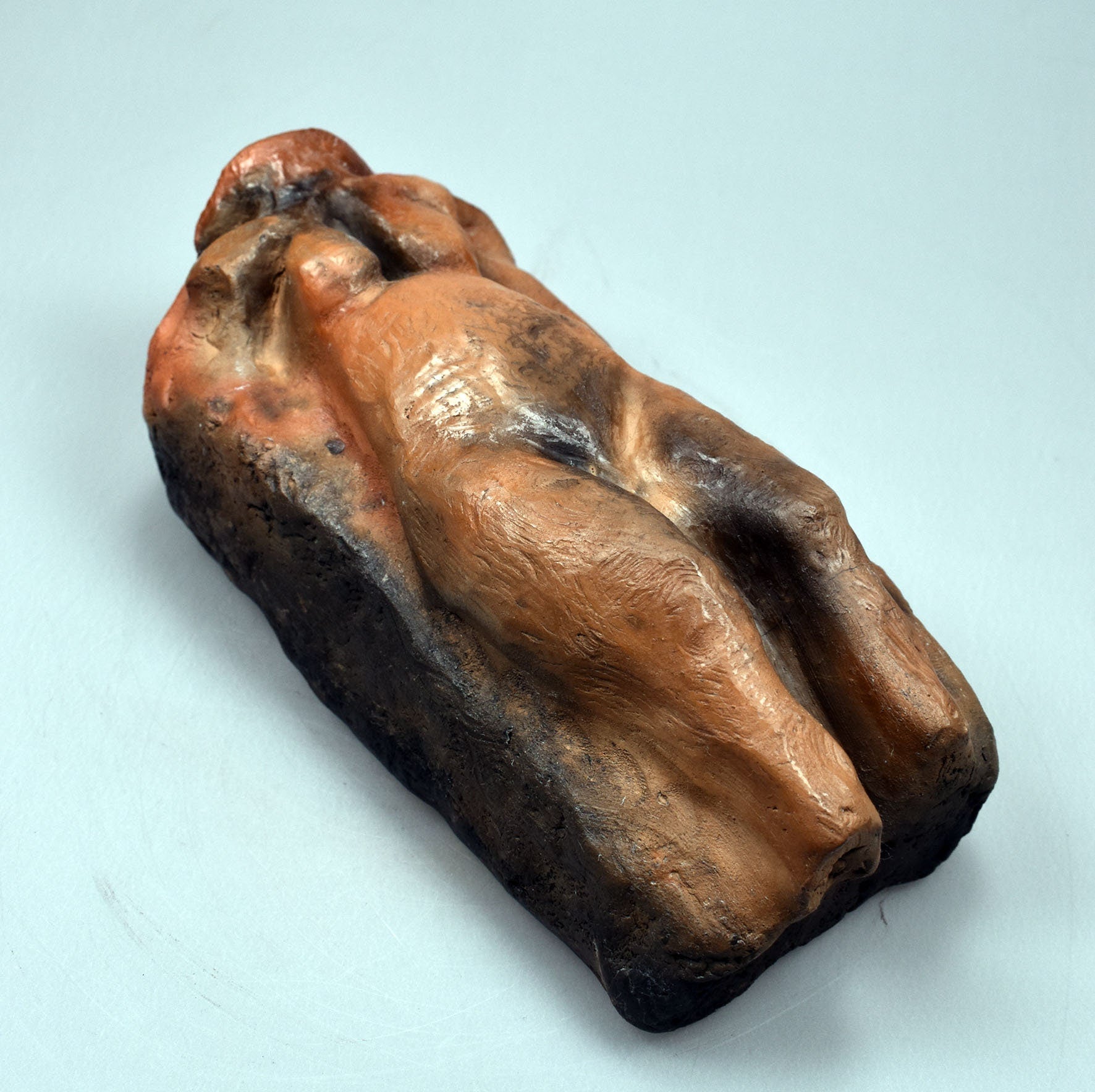 Keltische Baumgöttin Arduinna, handgefertigte Statue aus Ton und im Rauchbrand veredelt