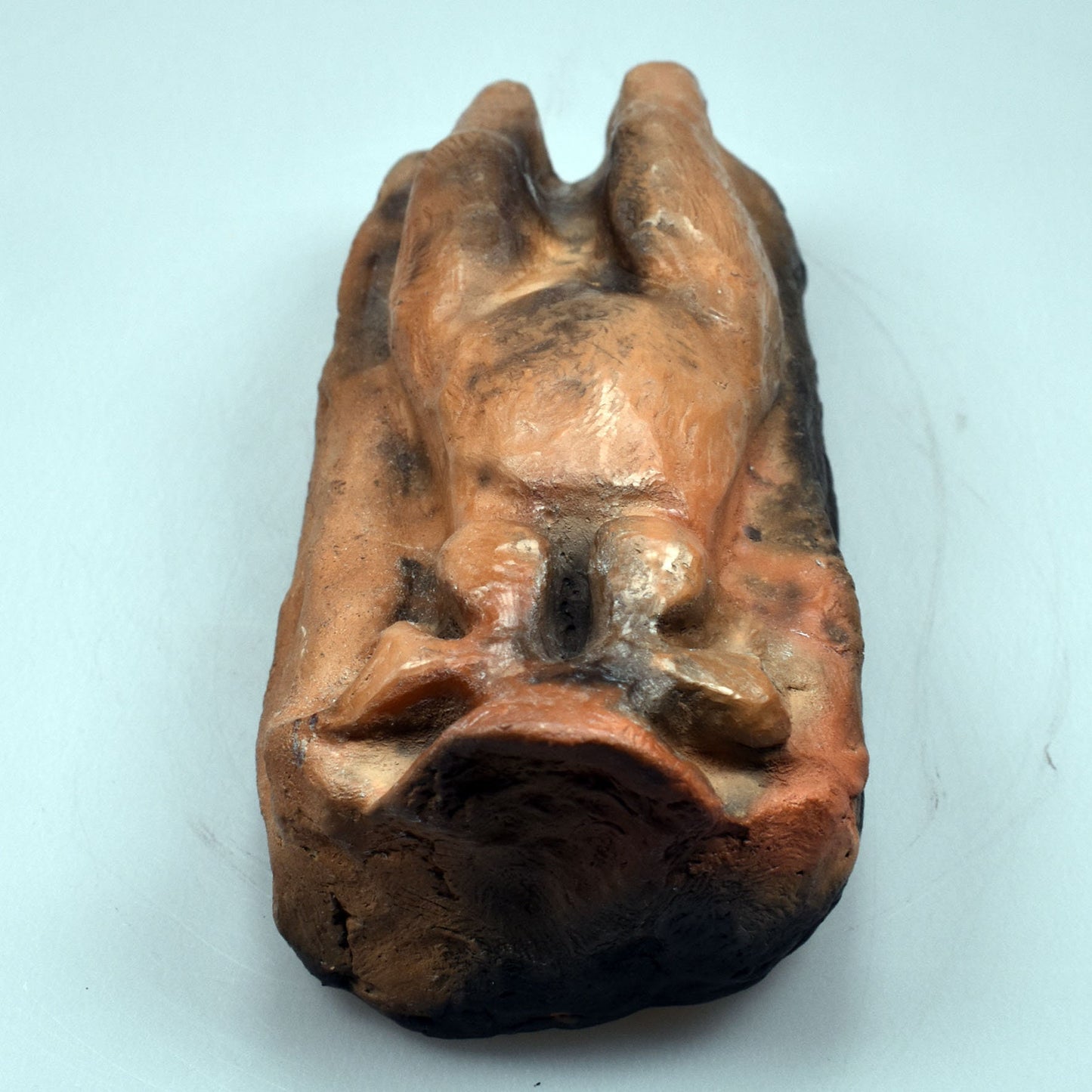 Keltische Baumgöttin Arduinna, handgefertigte Statue aus Ton und im Rauchbrand veredelt