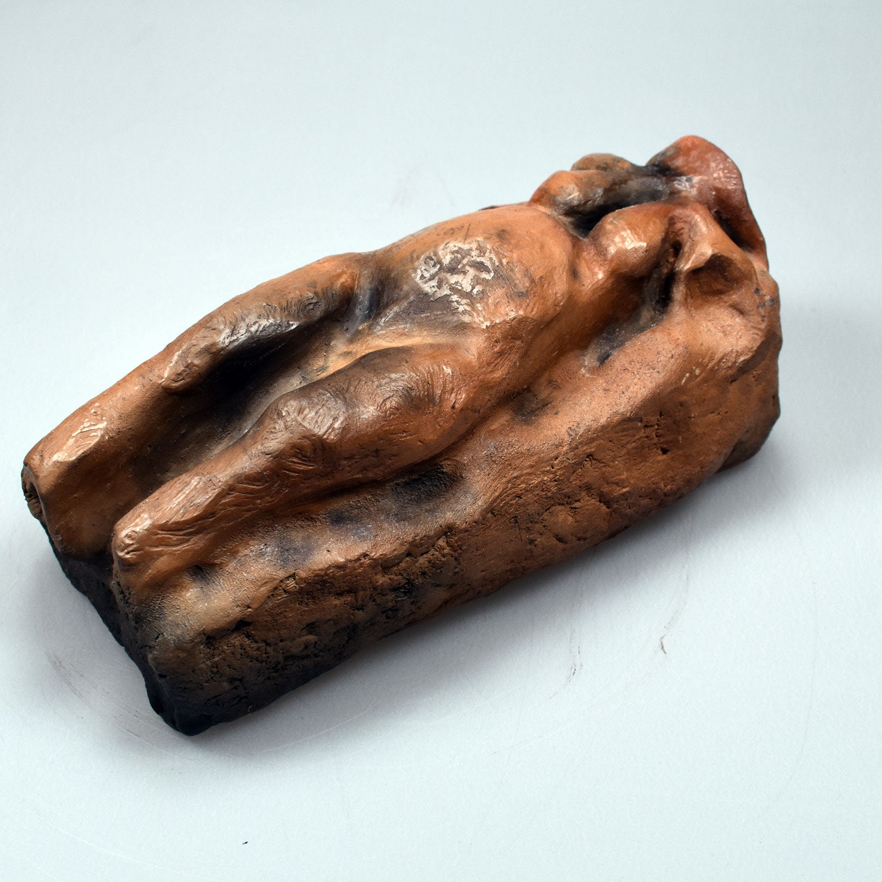 Keltische Baumgöttin Arduinna, handgefertigte Statue aus Ton und im Rauchbrand veredelt