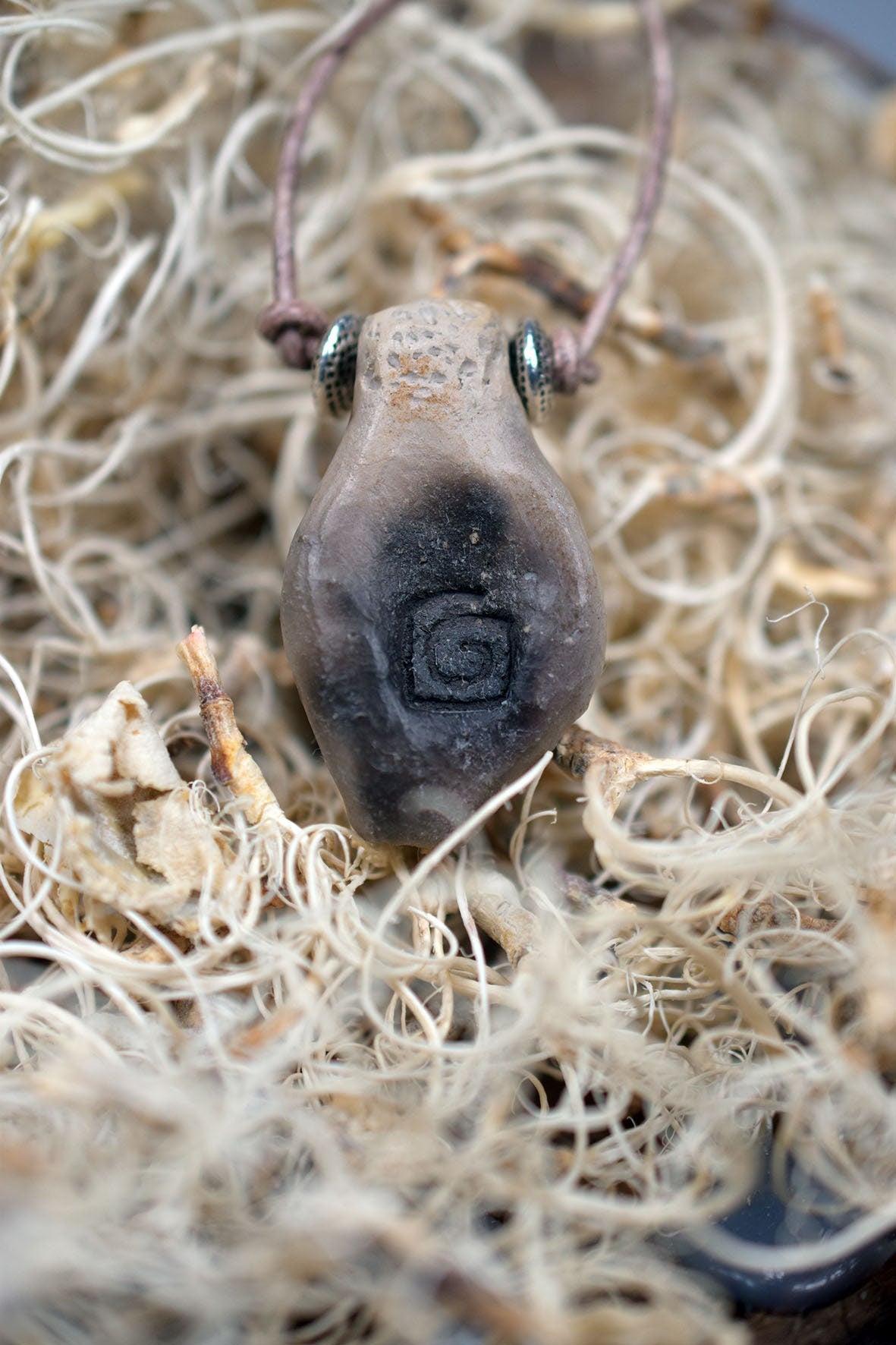 Einzigartiges Glücksbringer Amulett: Rauchbrand Ton Anhänger - Venus von Willendorf mit Leder- oder Baumwollband