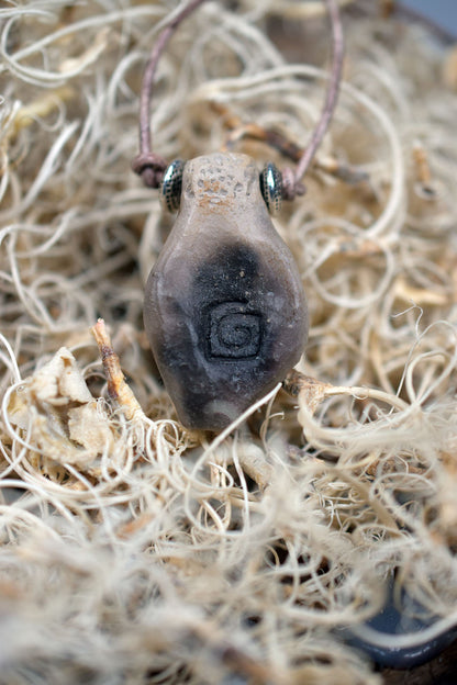 Einzigartiges Glücksbringer Amulett: Rauchbrand Ton Anhänger - Venus von Willendorf mit Leder- oder Baumwollband