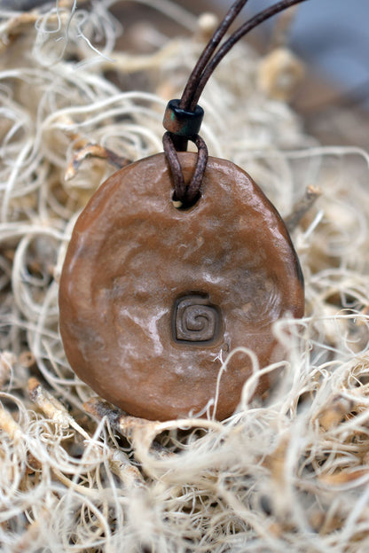 Einzigartiges Glücksbringer Amulett: Rauchbrand Ton Anhänger - Venus von Willendorf mit Leder- oder Baumwollband