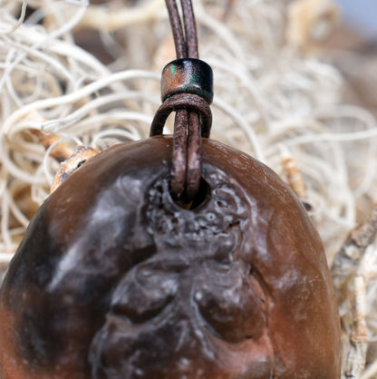 Einzigartiges Glücksbringer Amulett: Rauchbrand Ton Anhänger - Venus von Willendorf mit Leder- oder Baumwollband