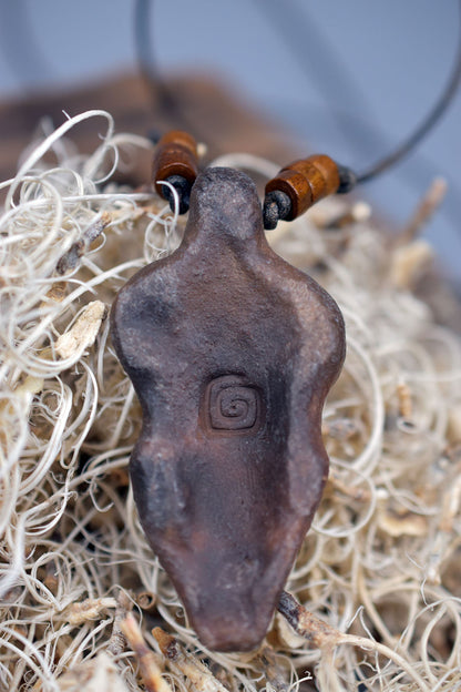 Einzigartiges handgefertigtes Amulett aus Rauchbrand-Ton – Spiritueller Glücksbringer und Fruchtbarkeitsgöttin Anhänger