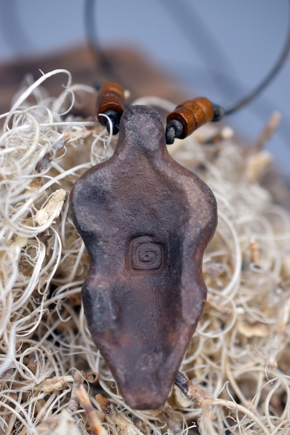 Einzigartiges handgefertigtes Amulett aus Rauchbrand-Ton – Spiritueller Glücksbringer und Fruchtbarkeitsgöttin Anhänger