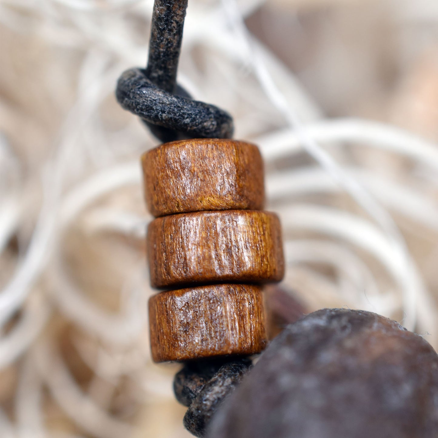 Einzigartiges handgefertigtes Amulett aus Rauchbrand-Ton – Spiritueller Glücksbringer und Fruchtbarkeitsgöttin Anhänger