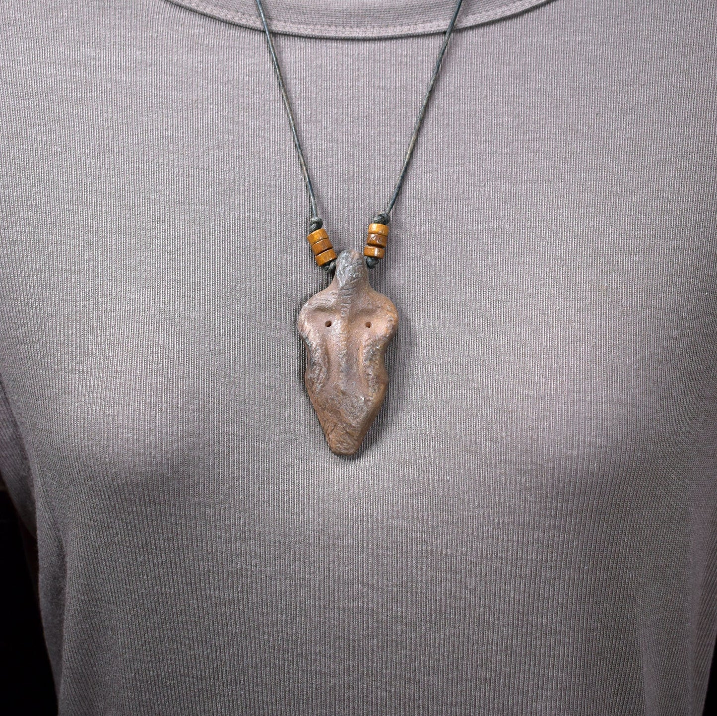 Einzigartiges handgefertigtes Amulett aus Rauchbrand-Ton – Spiritueller Glücksbringer und Fruchtbarkeitsgöttin Anhänger