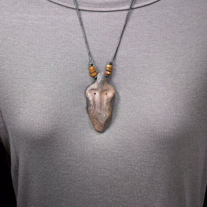 Einzigartiges handgefertigtes Amulett aus Rauchbrand-Ton – Spiritueller Glücksbringer und Fruchtbarkeitsgöttin Anhänger