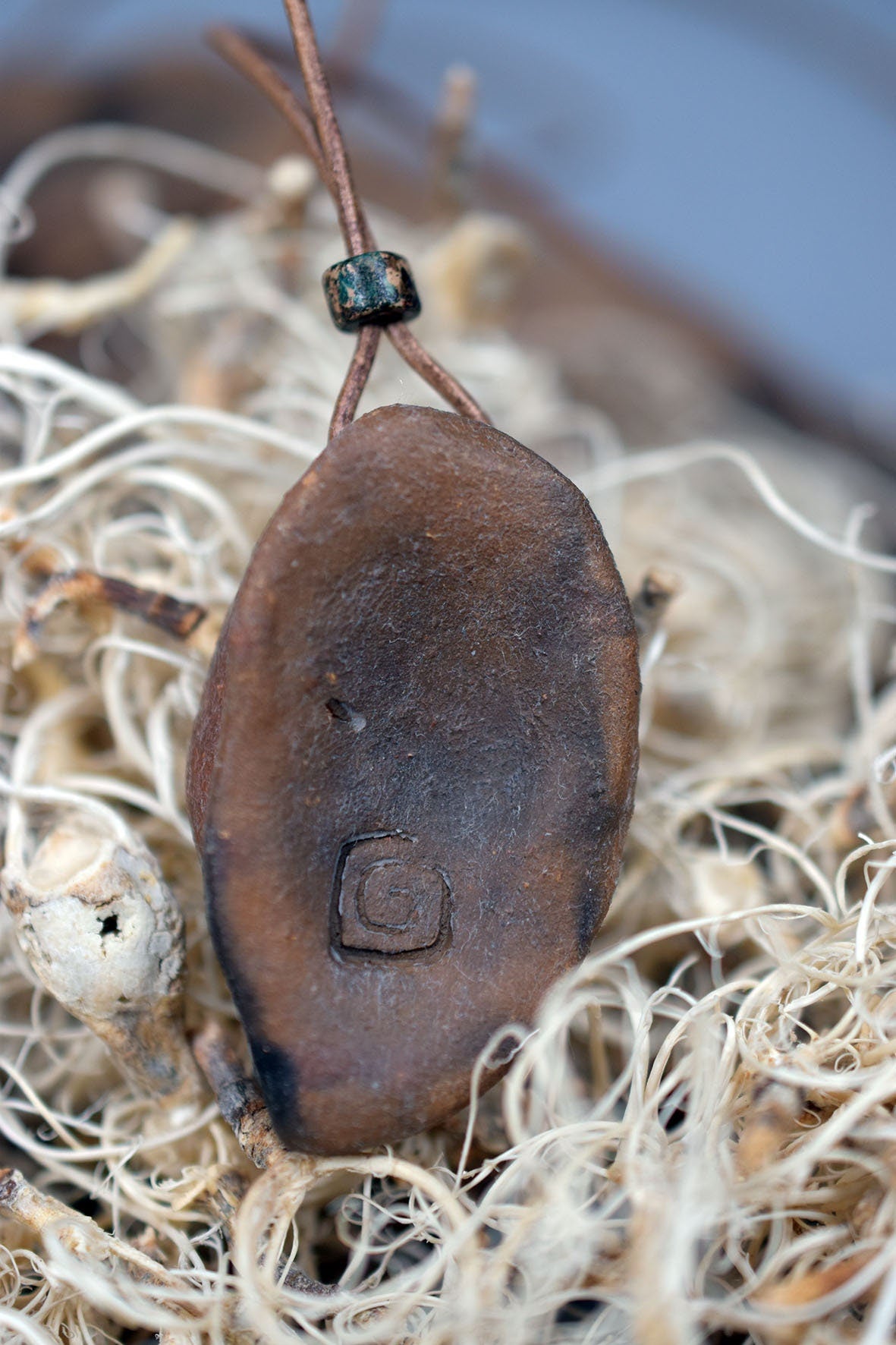 Handgefertigtes Yoni-Amulett aus traditionell gebranntem Ton – Einzigartige Rauchbrandkunst für dein Wohlbefinden