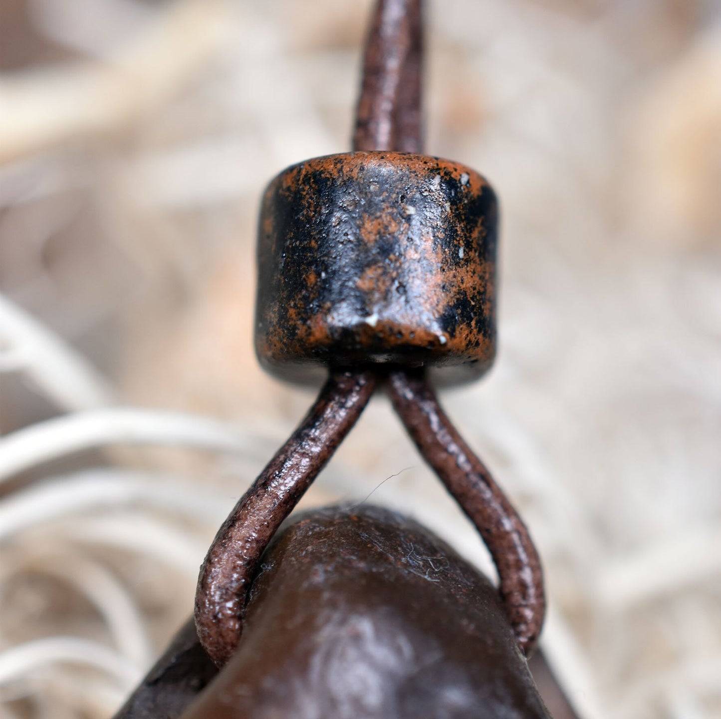 Handgefertigtes Amulett - nordisches Sonnenrad - Traditioneller Ton-Talisman für Glück & Wohlstand - mit Leder- oder Baumwollband