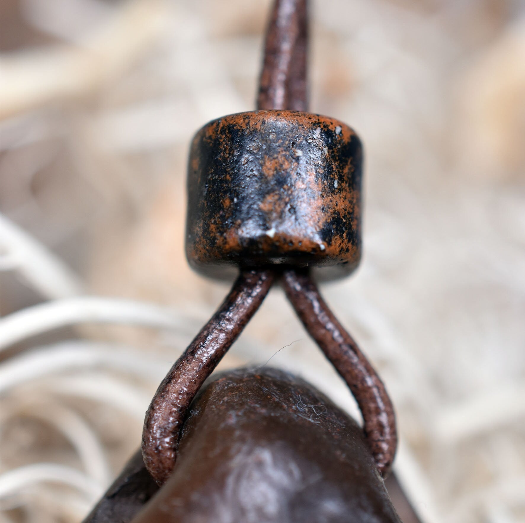 Handgefertigtes Amulett - nordisches Sonnenrad - Traditioneller Ton-Talisman für Glück & Wohlstand - mit Leder- oder Baumwollband