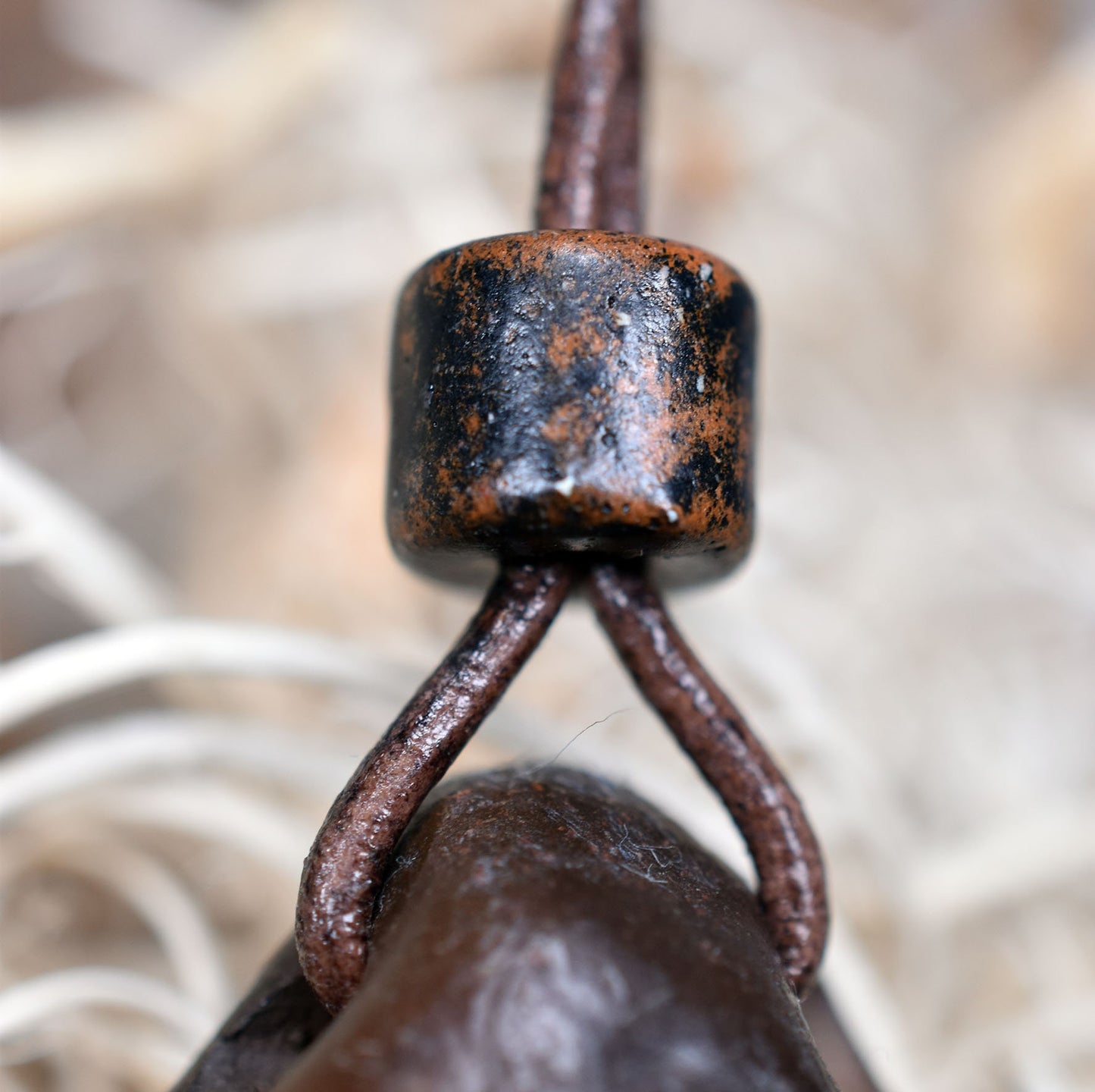 Handgefertigtes Amulett - nordisches Sonnenrad - Traditioneller Ton-Talisman für Glück & Wohlstand - mit Leder- oder Baumwollband