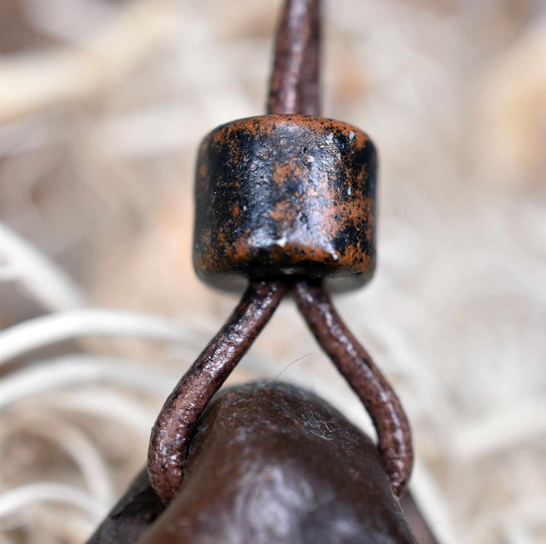 Handgefertigtes Amulett - nordisches Sonnenrad - Traditioneller Ton-Talisman für Glück & Wohlstand - mit Leder- oder Baumwollband