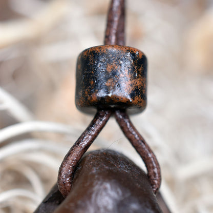 Handgefertigtes Amulett - nordisches Sonnenrad - Traditioneller Ton-Talisman für Glück & Wohlstand - mit Leder- oder Baumwollband