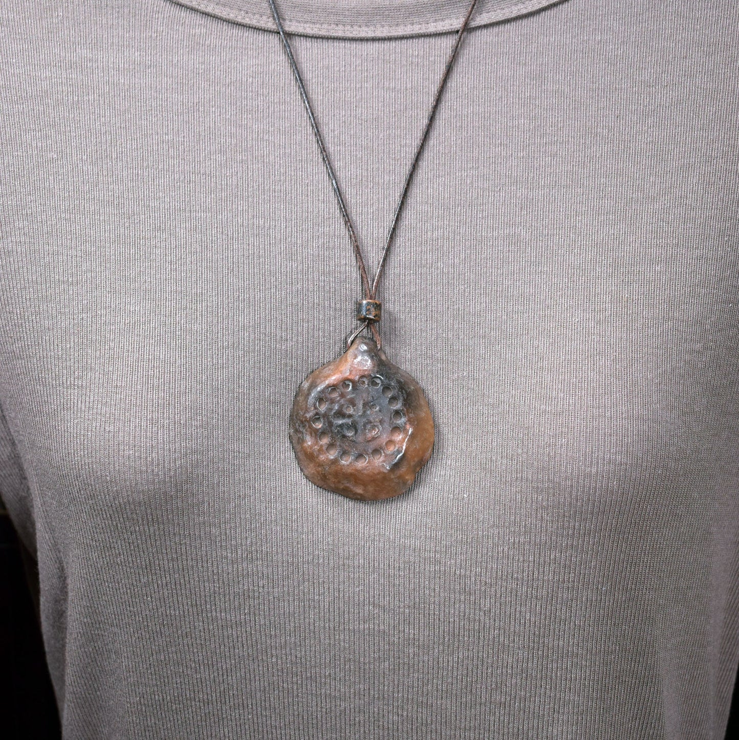 Handgefertigtes Amulett - nordisches Sonnenrad - Traditioneller Ton-Talisman für Glück & Wohlstand - mit Leder- oder Baumwollband