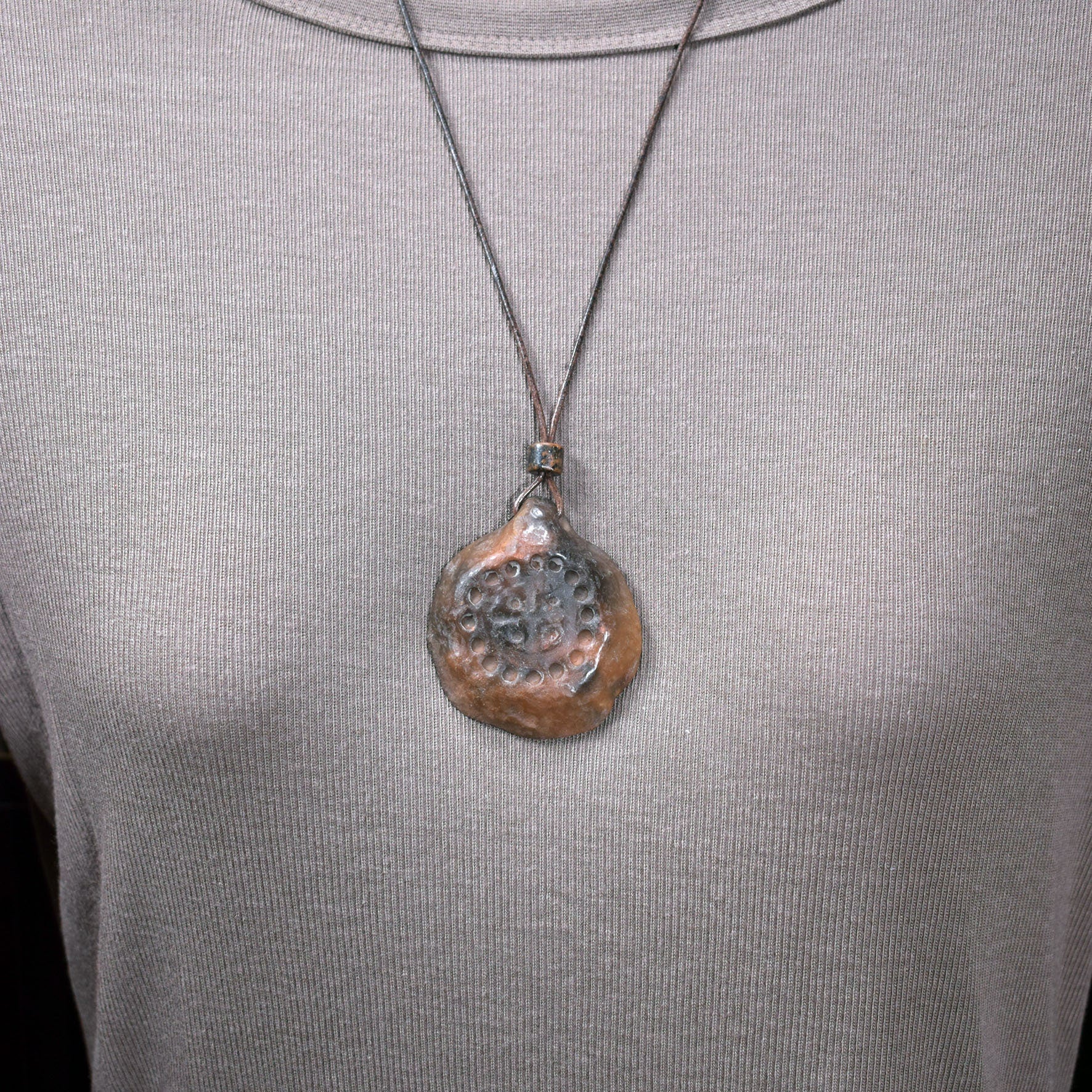 Handgefertigtes Amulett - nordisches Sonnenrad - Traditioneller Ton-Talisman für Glück & Wohlstand - mit Leder- oder Baumwollband