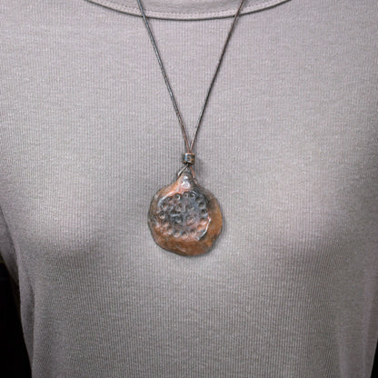 Handgefertigtes Amulett - nordisches Sonnenrad - Traditioneller Ton-Talisman für Glück & Wohlstand - mit Leder- oder Baumwollband