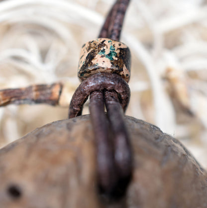 Handgefertigtes Amulett Talisman - Ethno Maske - aus traditionell gebranntem Ton mit Leder- oder Baumwollband