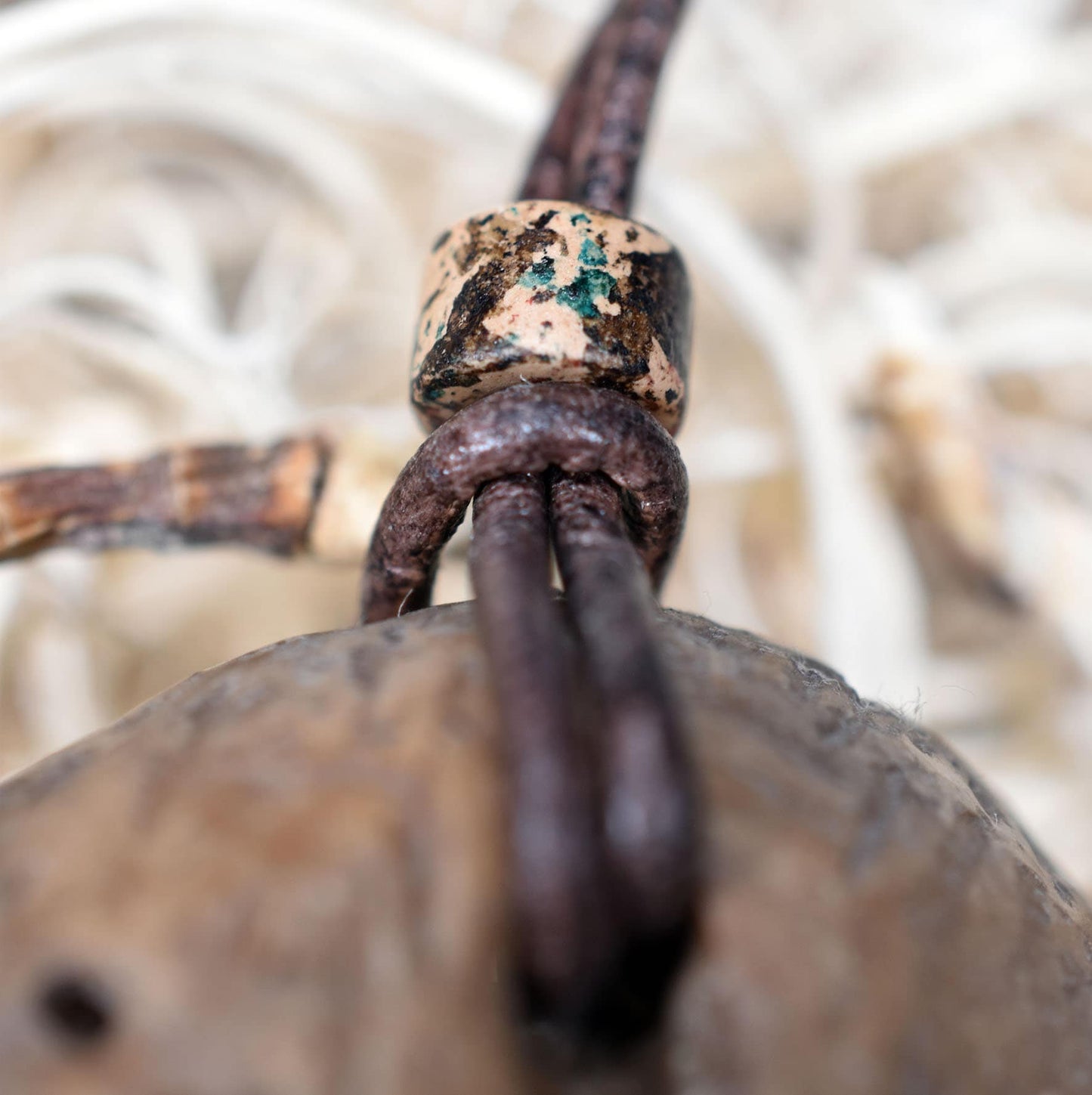 Handgefertigtes Amulett Talisman - Ethno Maske - aus traditionell gebranntem Ton mit Leder- oder Baumwollband