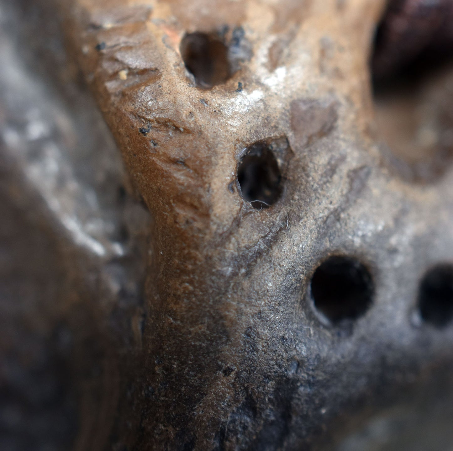 Handgefertigtes Amulett Talisman - Ethno Maske - aus traditionell gebranntem Ton mit Leder- oder Baumwollband