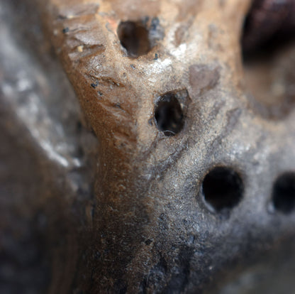 Handgefertigtes Amulett Talisman - Ethno Maske - aus traditionell gebranntem Ton mit Leder- oder Baumwollband