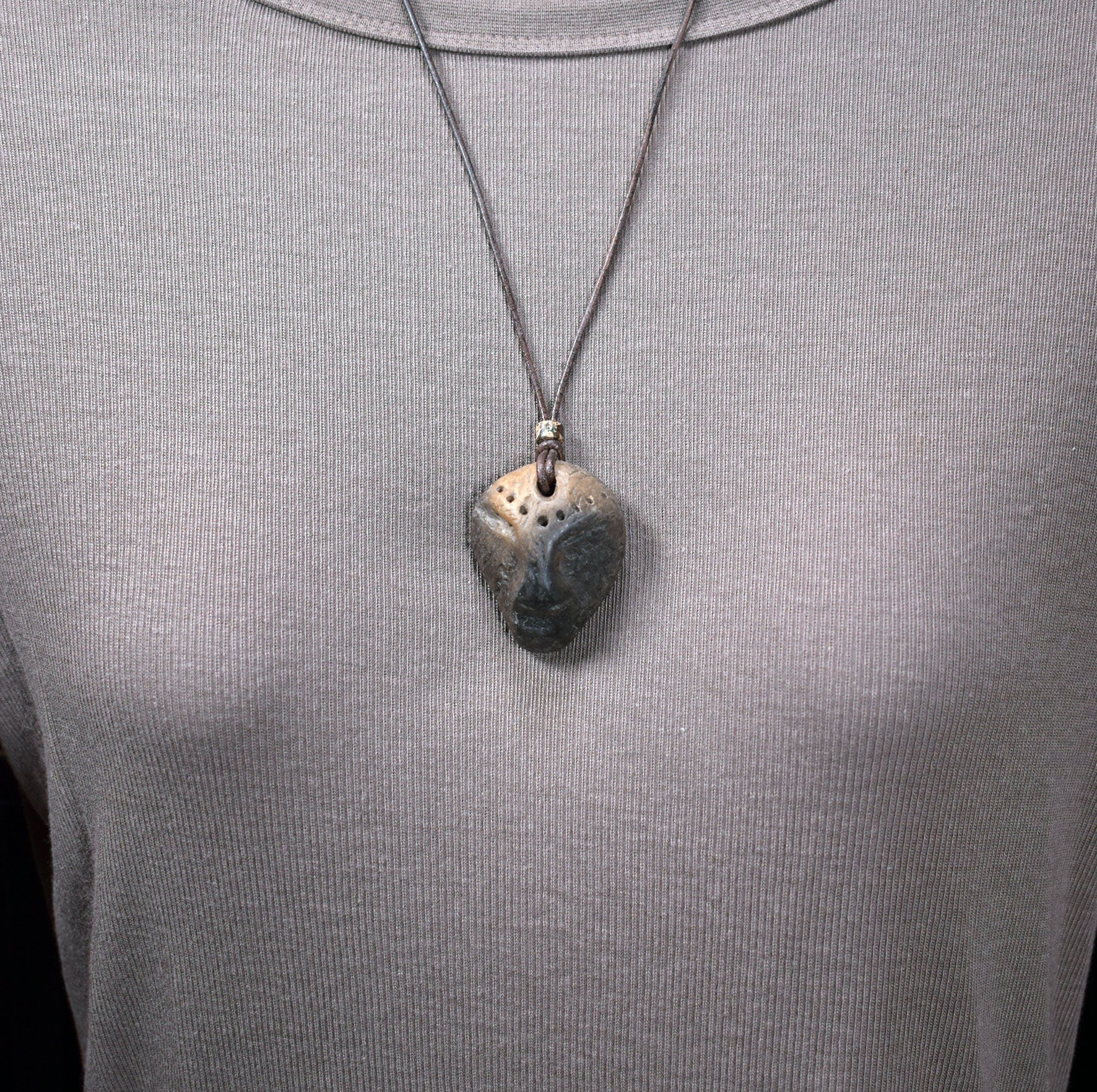 Handgefertigtes Amulett Talisman - Ethno Maske - aus traditionell gebranntem Ton mit Leder- oder Baumwollband