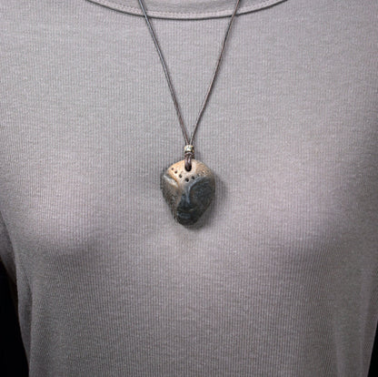 Handgefertigtes Amulett Talisman - Ethno Maske - aus traditionell gebranntem Ton mit Leder- oder Baumwollband