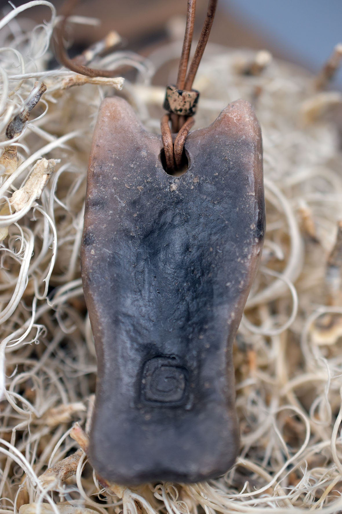 Handgefertigter Sleipnir Glücksbringer Amulett Talisman - Nordischer Schmuck aus traditionell gebranntem Ton mit Leder- oder Baumwollband