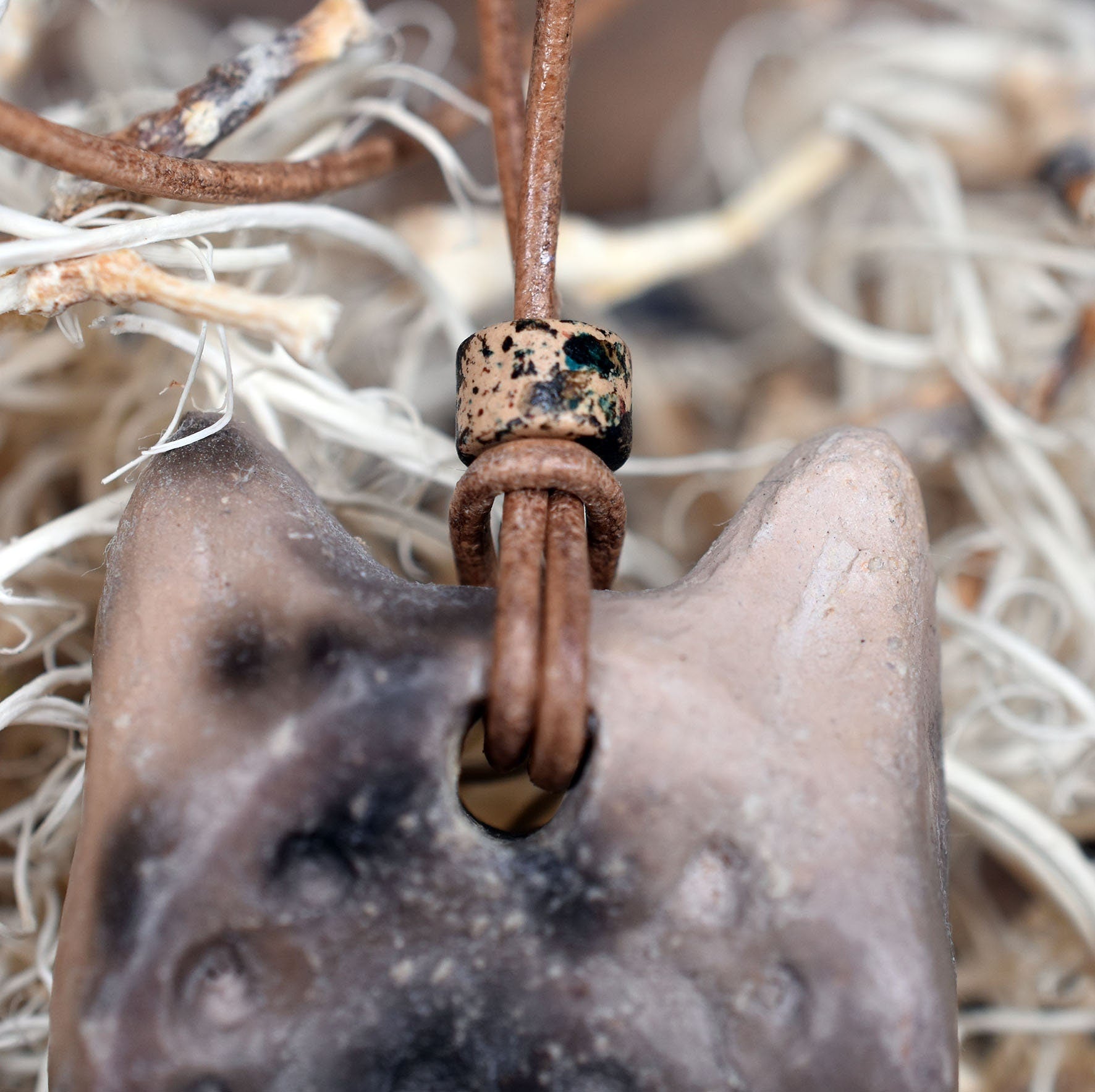 Handgefertigter Sleipnir Glücksbringer Amulett Talisman - Nordischer Schmuck aus traditionell gebranntem Ton mit Leder- oder Baumwollband