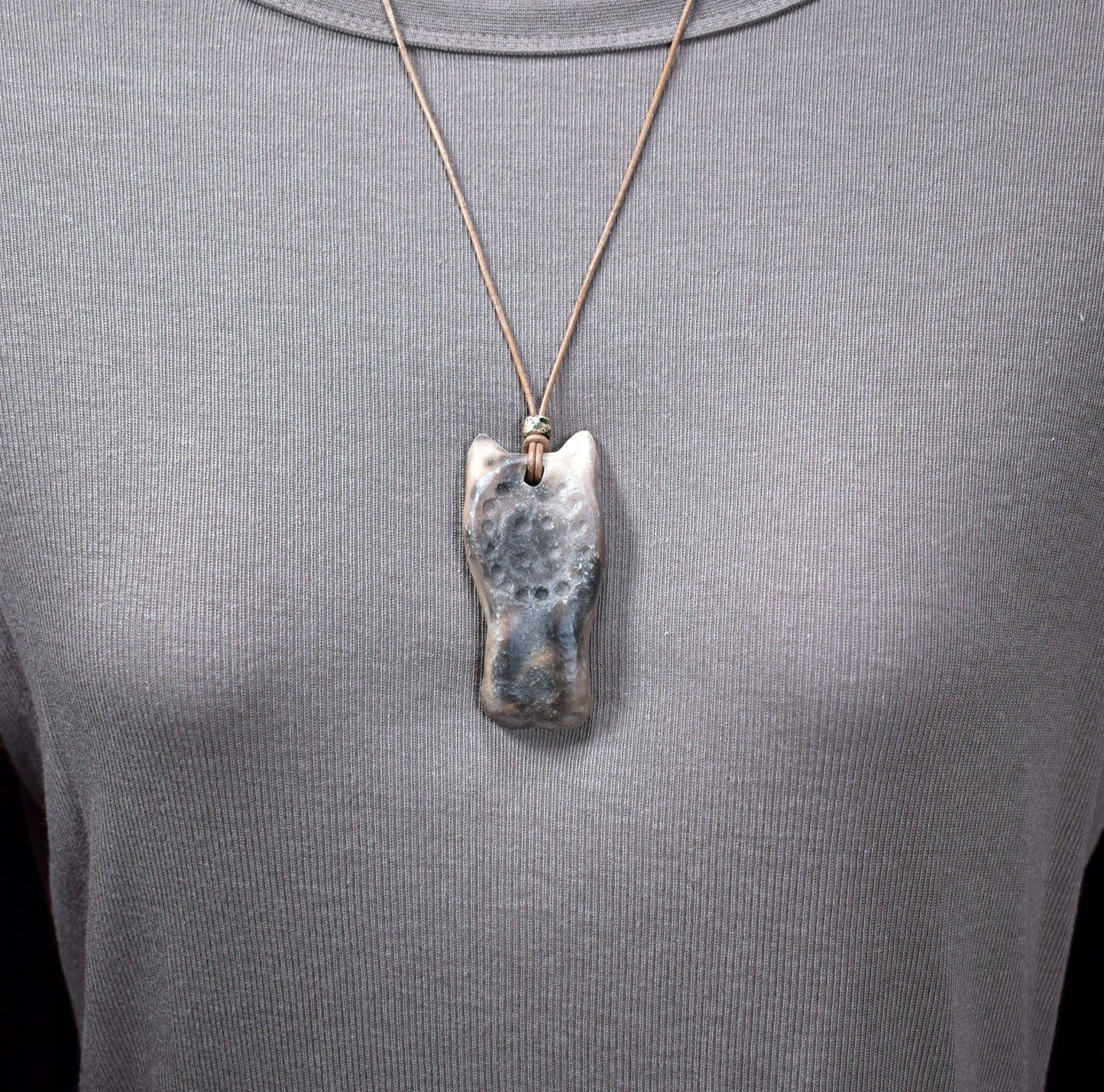 Handgefertigter Sleipnir Glücksbringer Amulett Talisman - Nordischer Schmuck aus traditionell gebranntem Ton mit Leder- oder Baumwollband