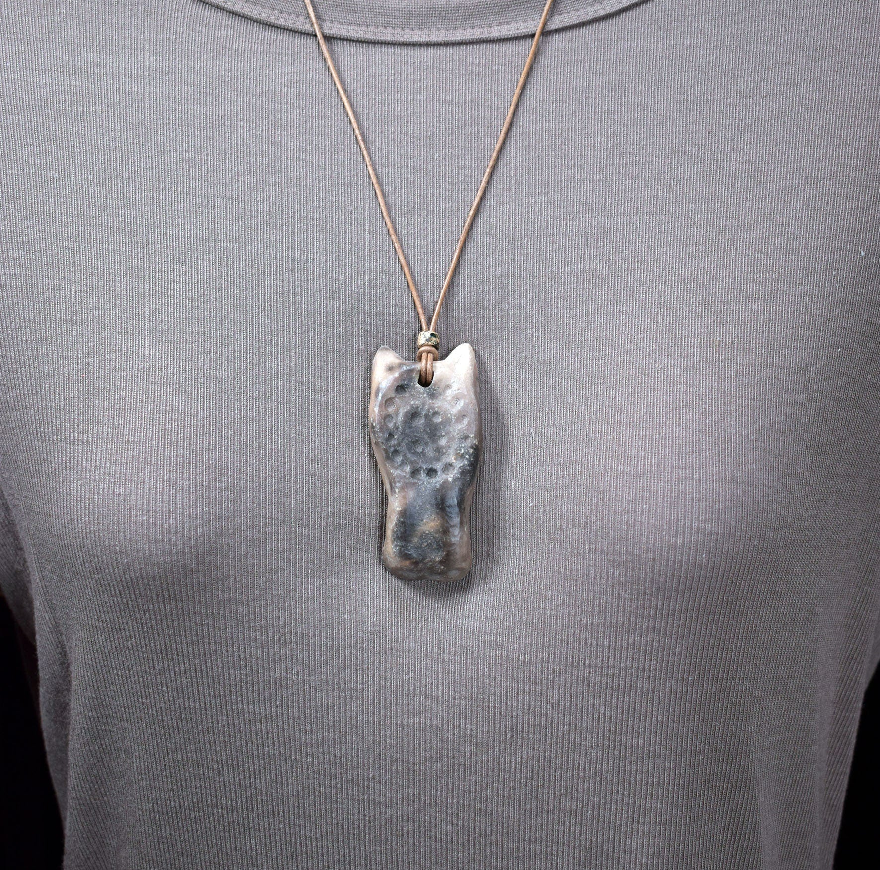 Handgefertigter Sleipnir Glücksbringer Amulett Talisman - Nordischer Schmuck aus traditionell gebranntem Ton mit Leder- oder Baumwollband