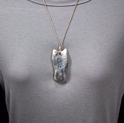 Handgefertigter Sleipnir Glücksbringer Amulett Talisman - Nordischer Schmuck aus traditionell gebranntem Ton mit Leder- oder Baumwollband