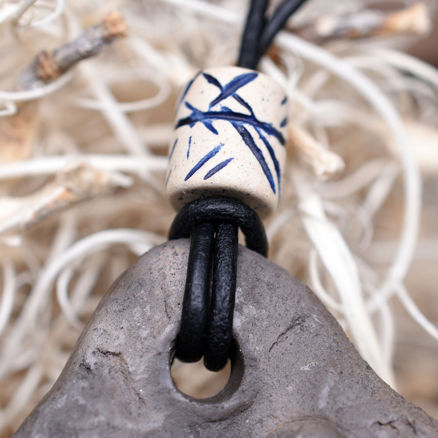 Einzigartiges handgefertigtes Amulett mit keltischem Flechtmuster aus traditionell gebranntem Ton - Dein persönlicher Glücksbringer