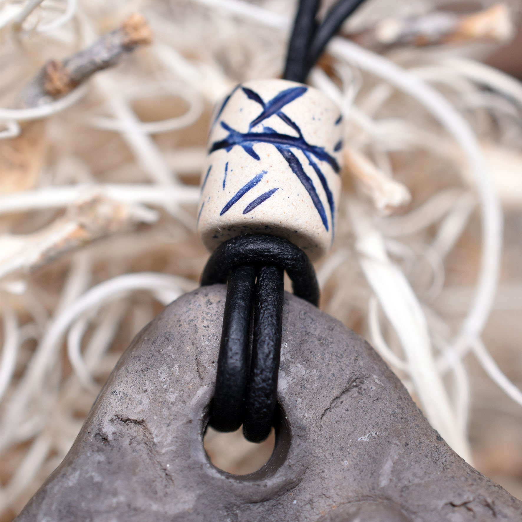 Einzigartiges handgefertigtes Amulett mit keltischem Flechtmuster aus traditionell gebranntem Ton - Dein persönlicher Glücksbringer