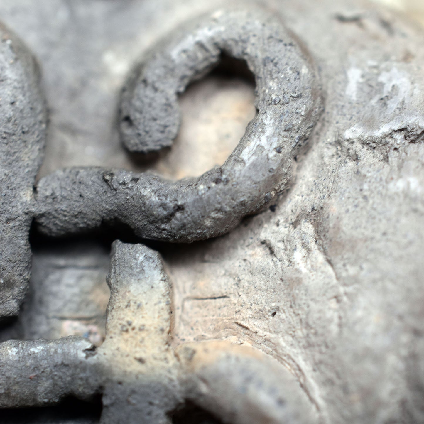 Einzigartiges handgefertigtes Amulett mit keltischem Flechtmuster aus traditionell gebranntem Ton - Dein persönlicher Glücksbringer