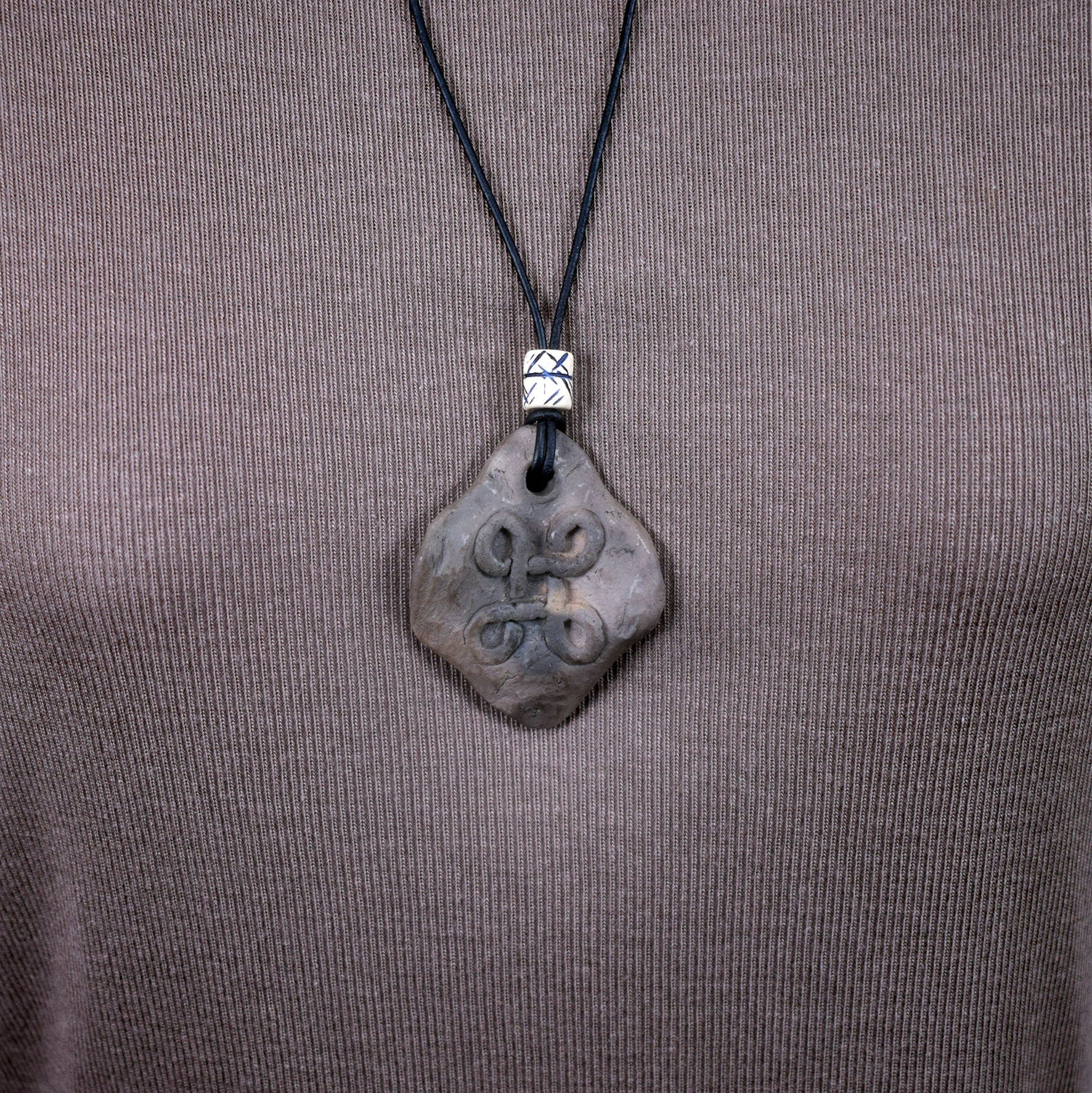 Einzigartiges handgefertigtes Amulett mit keltischem Flechtmuster aus traditionell gebranntem Ton - Dein persönlicher Glücksbringer