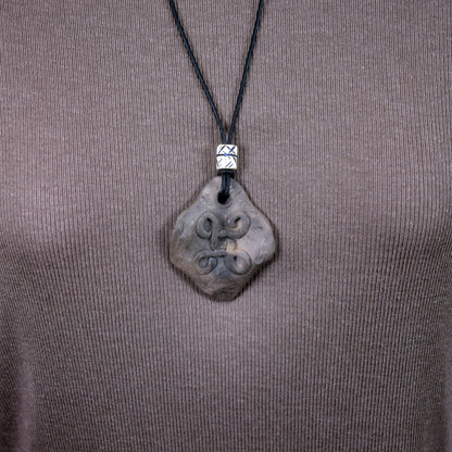 Einzigartiges handgefertigtes Amulett mit keltischem Flechtmuster aus traditionell gebranntem Ton - Dein persönlicher Glücksbringer