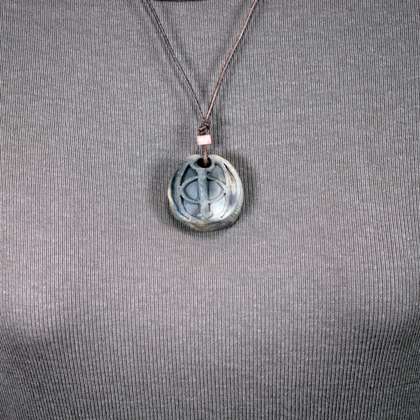 Einzigartiger handgefertigter Chalice Well Amulett Talisman aus traditionell gebranntem Ton mit Leder- oder Baumwollband