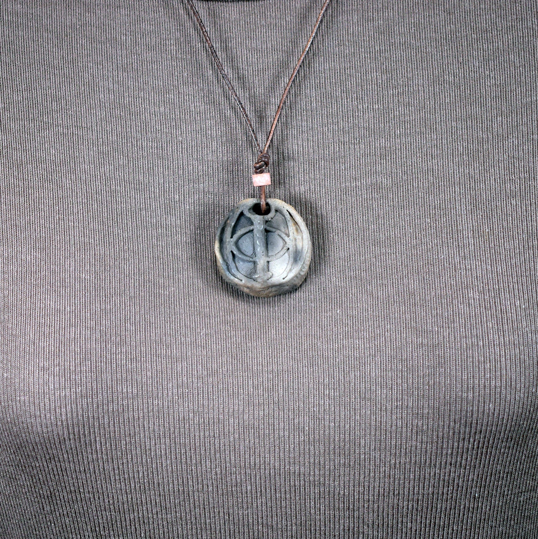 Einzigartiger handgefertigter Chalice Well Amulett Talisman aus traditionell gebranntem Ton mit Leder- oder Baumwollband